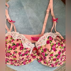 BETSEY JOHNSON NWOT PRETTY BRA 36C, Peach W/ Pink Roses, Bows, & Lace. Underwire